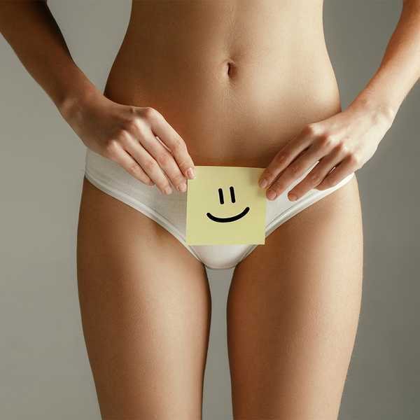 момиче държи усмихната емотиконка